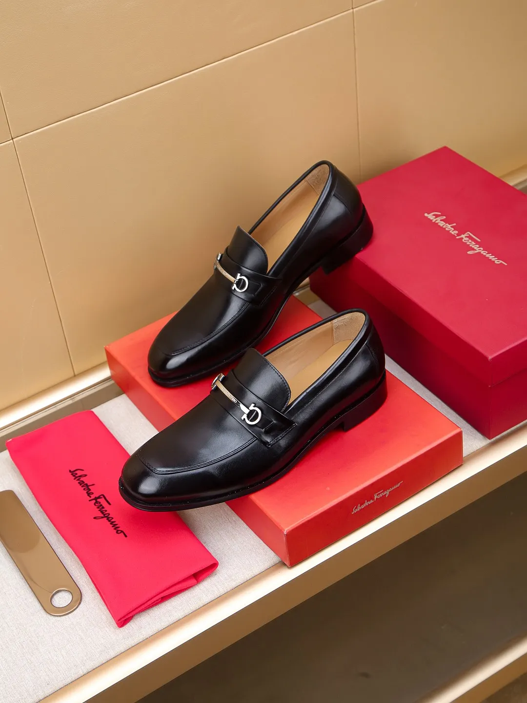 Men's shoes 💰460 🕷🕷🐂【Ferragamo】Ferragamo Popular fashionable leather shoes🇨🇳Official website counter 1:1 production, original mold opening💯Good quality can be seen, imported high-end first-layer waxed calfskin, water-dyed🐂leather lining🌿very clear texture, high-quality waterproof, non-slip and wear-resistant outsole🎋high quality and low price, truly handmade🍓colors available! Code number 39-44......(38.45.46.47 customized)